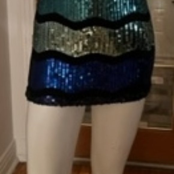 Mini robe multi-couleur en paillettes.  Grandeur small. - Picture 2 of 5